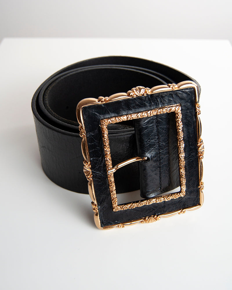 Cinturón negro con marco dorado